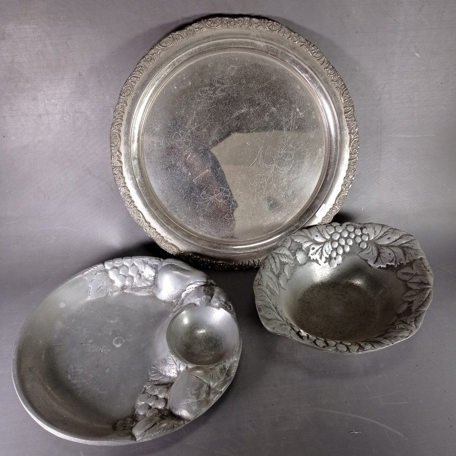 Lote siguiente: Tres piezas de plata con diseño floral y detalles embajados