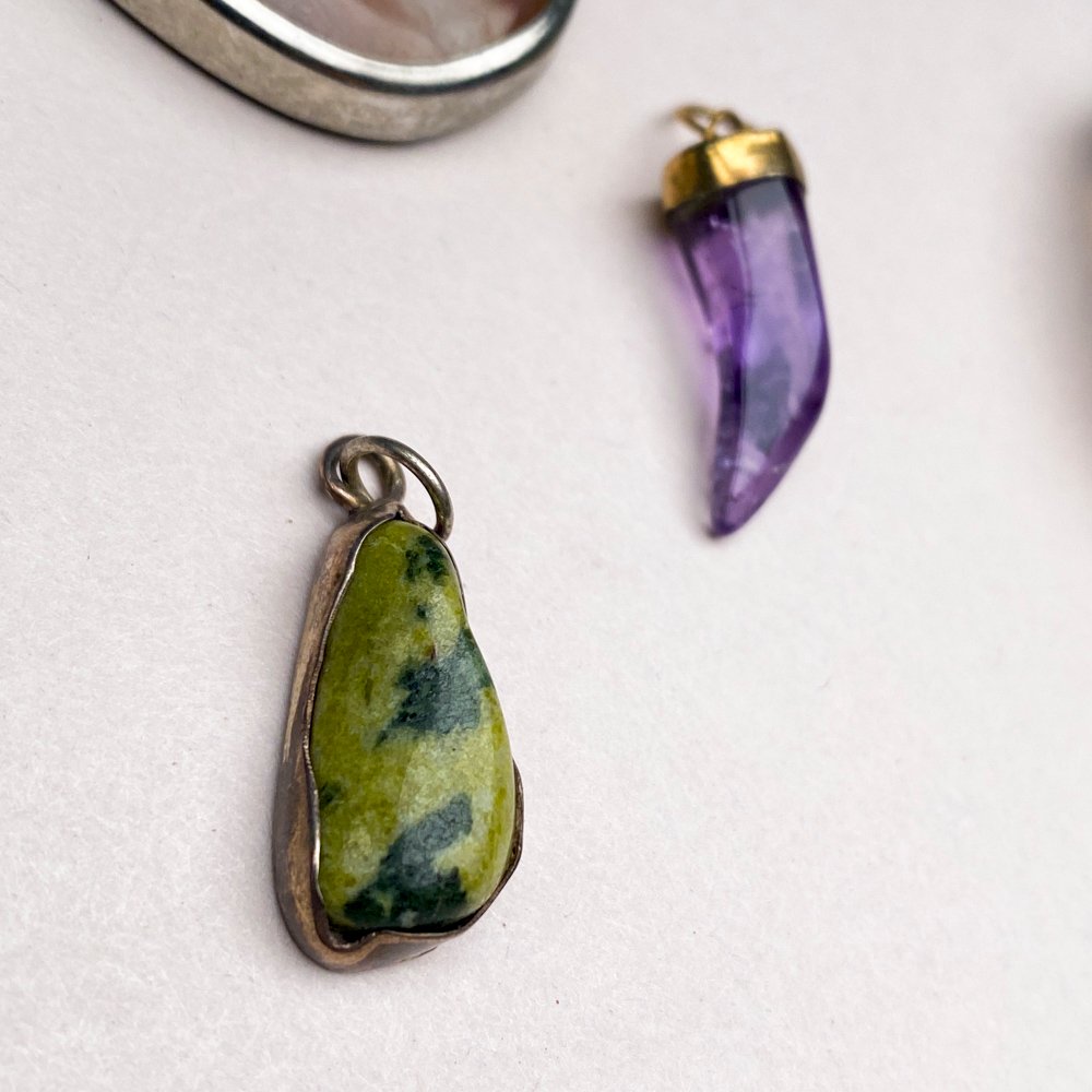 Collares de plata y joyas variadas - imagen 2