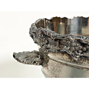 Hielera Vintage de Metal con Patas de Garra y Decoración de Uvas - imagen 4