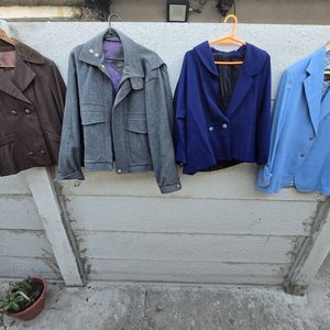 Lote siguiente: Conjunto de 4 Abrigos de Dama