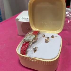 Set de Joyería y Reloj para Dama: Collar, Aretes, Anillo y Reloj con Correa Roja y Dorada - imagen 3