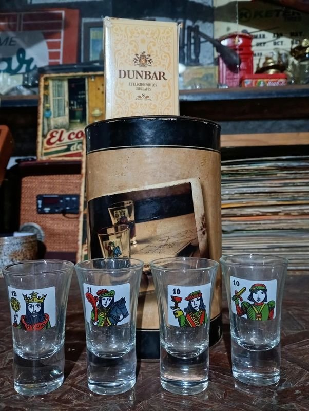 Tarro de Grappa y Truco Dunbar con 4 Copitas de Cartas