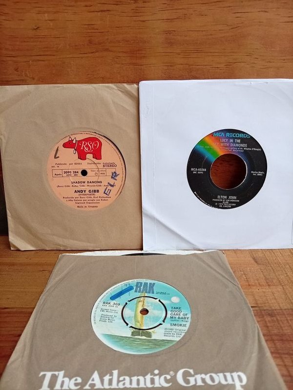 Tres Discos Simples de Vinilo: Smokie, Andy Gibb y Elton John