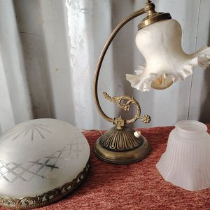Lámpara de mesa antigua de bronce con tulipas de vidrio - imagen 3