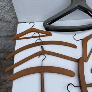 Lote de Perchas Antiguas de Madera y Plástico - imagen 2