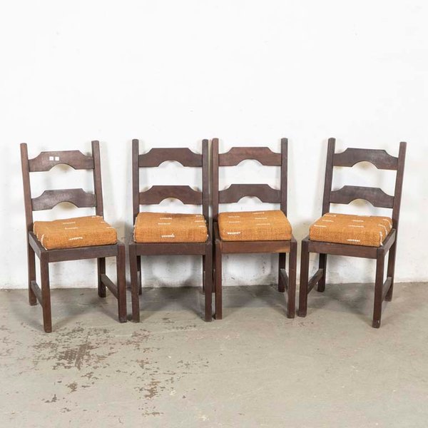 Juego de Cuatro Sillas de Madera con Almohadones