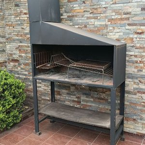 Parrillero Metálico Negro con Chimenea y Estantes - imagen 2
