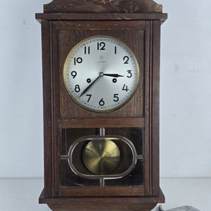 Lote siguiente: Reloj de Péndulo Alemán Junghans Antiguo con Caja de Roble