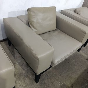 Lote anterior: Sillones de Estilo Contemporáneo Camerich USA en Cuero Gris con Base de Madera Maciza