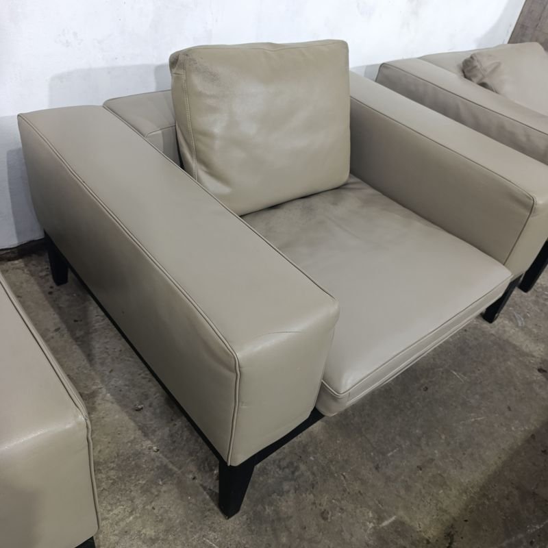 Sillones de Estilo Contemporáneo Camerich USA en Cuero Gris con Base de Madera Maciza