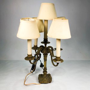 Lámpara de Mesa Antigua de Bronce Labrado con Cinco Luces y Pantallas - imagen 2