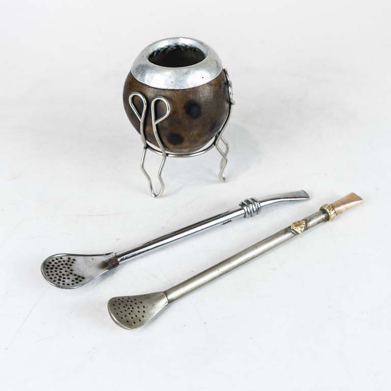 Lote anterior: Mate galleta con virola y soporte de metal y 2 bombillas: de metal y platería criolla  - Medidas: 10 y 19cm 