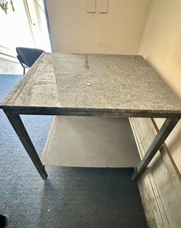 Mesa de Granito con Estructura en Hierro - imagen 2