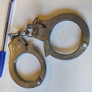 Lote anterior: Par de Esposas Metálicas Antiguas con Llave Funcional