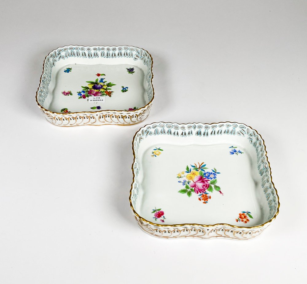 Lote siguiente: Dos centros de porcelana HEREND hungara con diseño floral