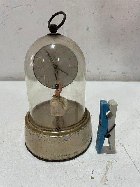 Lote siguiente: Reloj musical funcionando con maniquí y tijeras azules