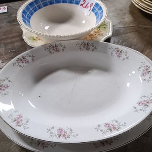 Lote anterior: piezas de loza blanca con flores rosas y borde azul