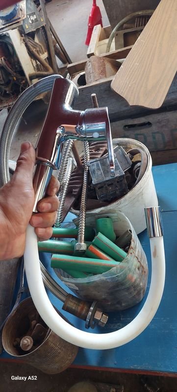 Colección de objetos viejos y herramientas - imagen 4