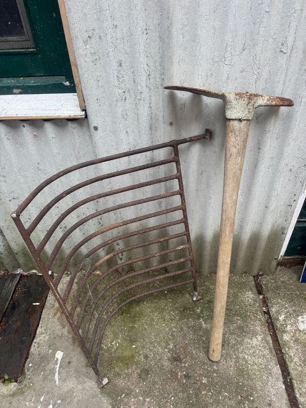 Herramientas antiguas para jardinería y construcción
