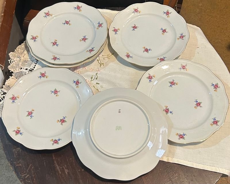 Lote anterior: Platos de porcelana con diseño floral