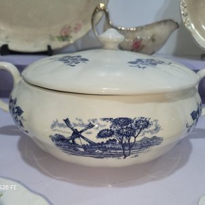 Lote de Vajilla de Loza: Sopera, Fuentes, Salsera y Platos - imagen 6