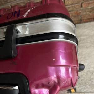 Valija Rígida Violeta con Candado y Abolladura - imagen 3