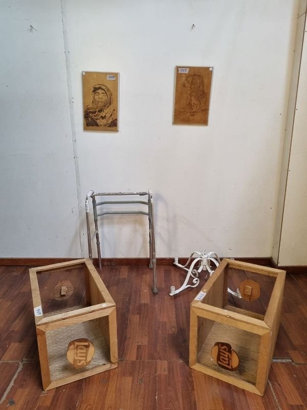 Colección de objetos antiguos y muebles