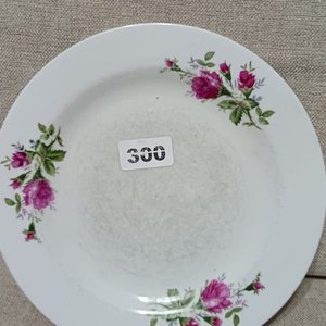 Lote siguiente: Plato Blanco con Rosas Rosadas