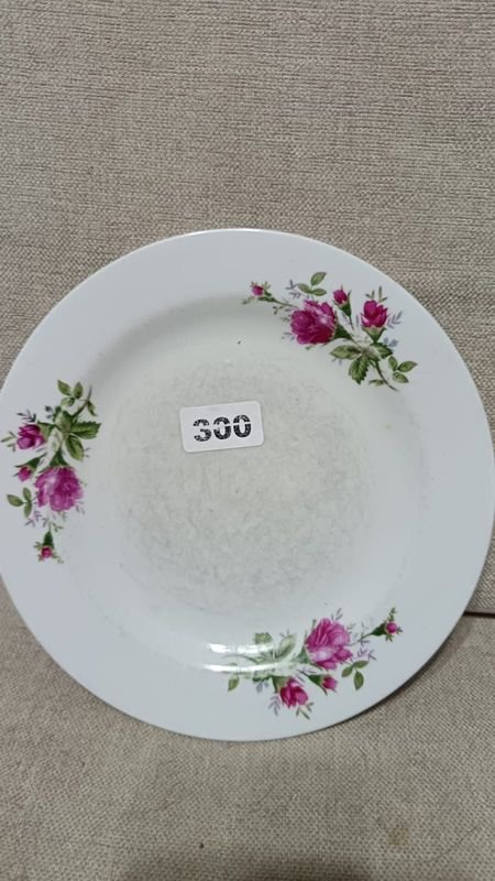 Plato Blanco con Rosas Rosadas