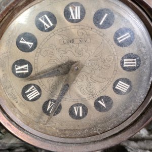 Reloj de Mesa Antiguo en Metal con Figura de Bronce "Luis XIV" - Para Restaurar - imagen 5