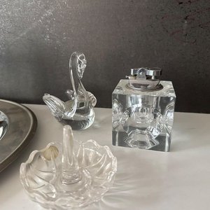 Lote siguiente: Encendedor de Cristal con Cisnes, Bandeja Metálica y Adornos