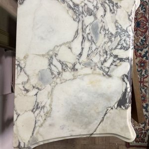Par de Mesitas de Noche Antiguas con Tapa de Mármol y Detalles Tallados - imagen 2
