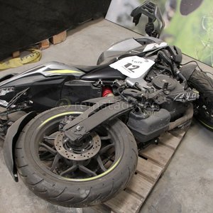 Lote anterior: Motocicleta Deportiva Negra y Gris con Detalles Amarillos