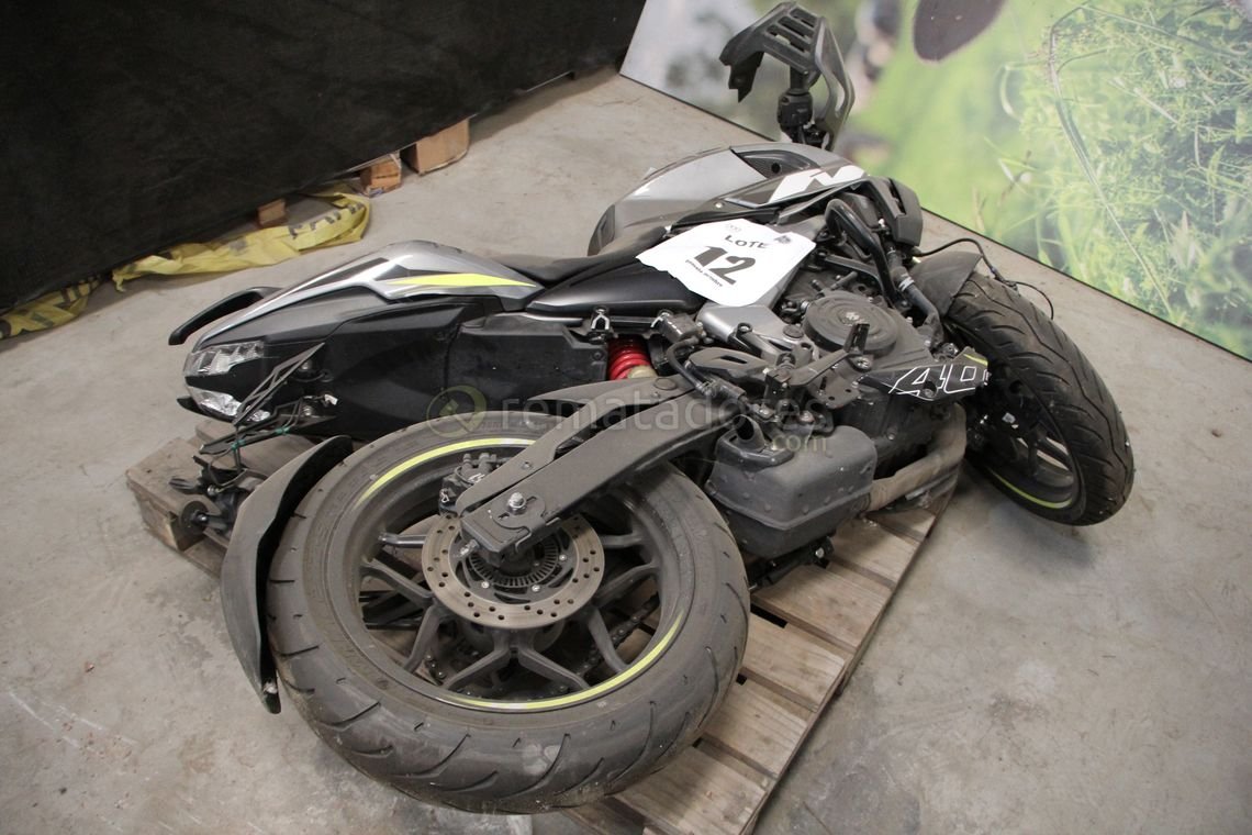 Motocicleta Deportiva Negra y Gris con Detalles Amarillos