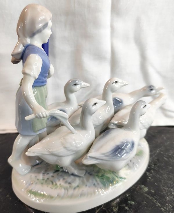Porcelana Alemana Gerold #4902 de Niña con Gansos - imagen 4