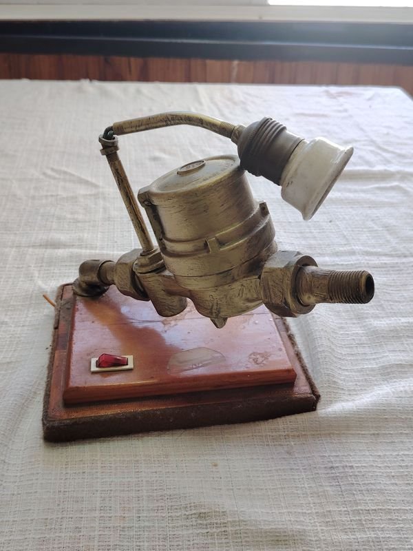 Lámpara artesanal de bronce con base de madera - imagen 3