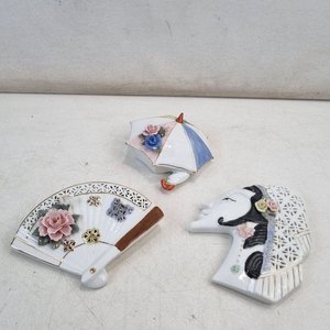 Lote siguiente: Set de 3 Adornos Orientales de Porcelana para Colgar: Abanico, Paraguas y Busto