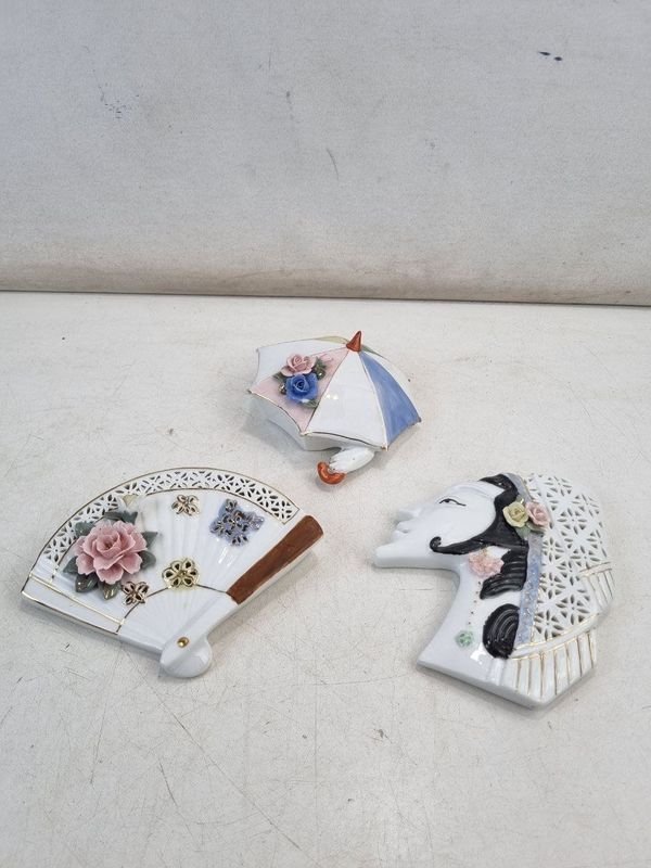 Set de 3 Adornos Orientales de Porcelana para Colgar: Abanico, Paraguas y Busto