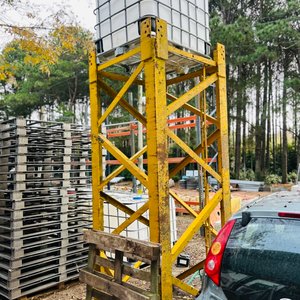 Tramo de Grúa Torre Metálica Amarilla con Tanque de Agua - imagen 2