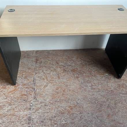 Escritorio de madera claro con patas negras