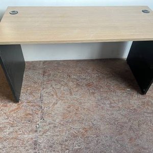 Lote siguiente: Escritorio de madera claro con patas negras