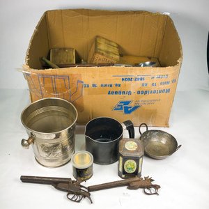 Lote siguiente: Lote de Hielera Metálica, Pava de Aluminio, Cajas de Madera y Piezas de Servir Vintage