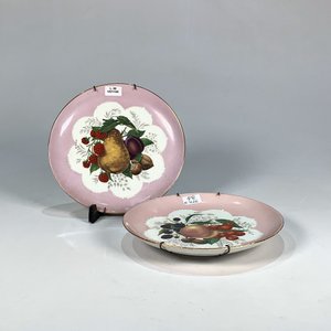 Par de Platos de Porcelana Rosa con Frutas Pintadas a Mano - imagen 1