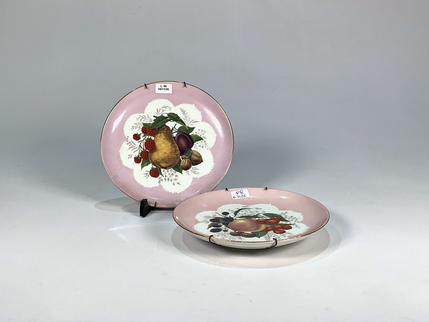 Par de Platos de Porcelana Rosa con Frutas Pintadas a Mano