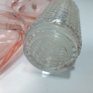 Espejo Antiguo Metálico con Relieves Florales y Tres Frascos de Perfume Vintage - imagen 3