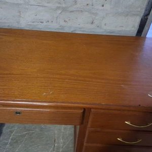 Escritorio de madera con cajones - imagen 3