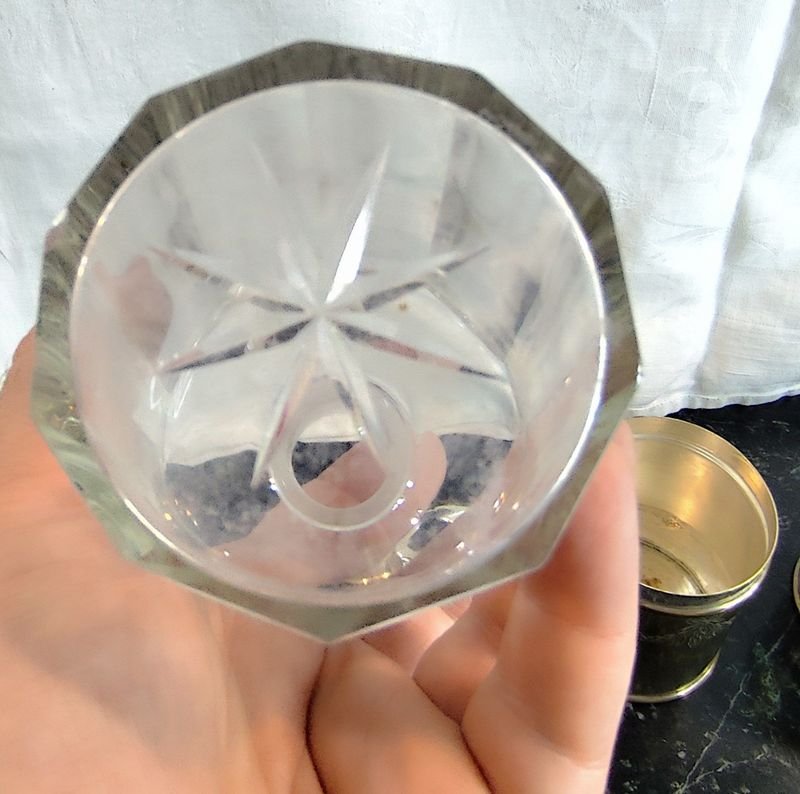 Par de perfumeros antiguos metálicos con detalles en los bordes - imagen 7