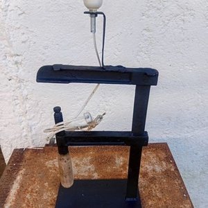 Lámpara de Mesa con Prensa o Sargento Metálico Negro - imagen 3