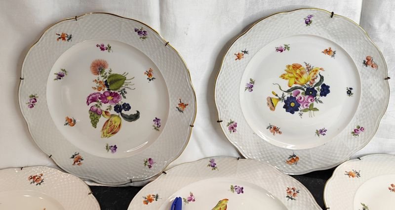 Platos de porcelana HEREND #527 húngaros floreados en excelente estado - imagen 4