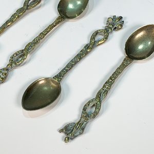 Seis Cucharitas de Metal para Café con Cabo Labrado y Decoración de Querubines - imagen 3